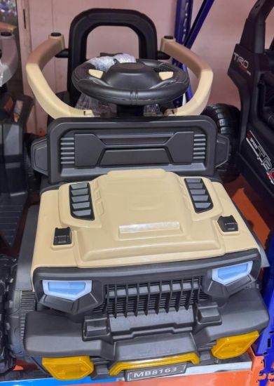 صورة سيارة أطفال صغيرة كهربائية